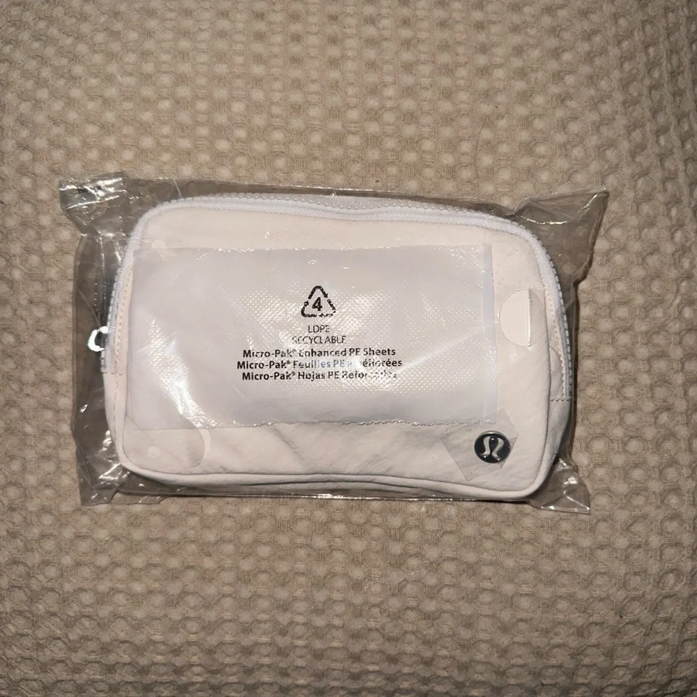 Lululemon Everywhere Belt Bag 1L Wordmark - Picture 7 of 8